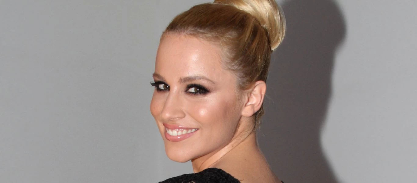 Ν.Μπουλέ: Με αβυσσαλέο ντεκολτέ έβαλε «φωτιά» on air (βίντεο)